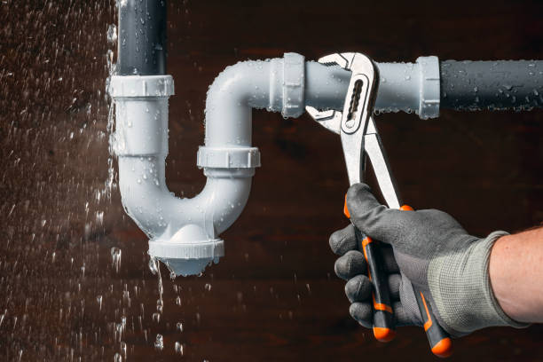 Professional Emergency Plumber technician working in Nineveh, PA